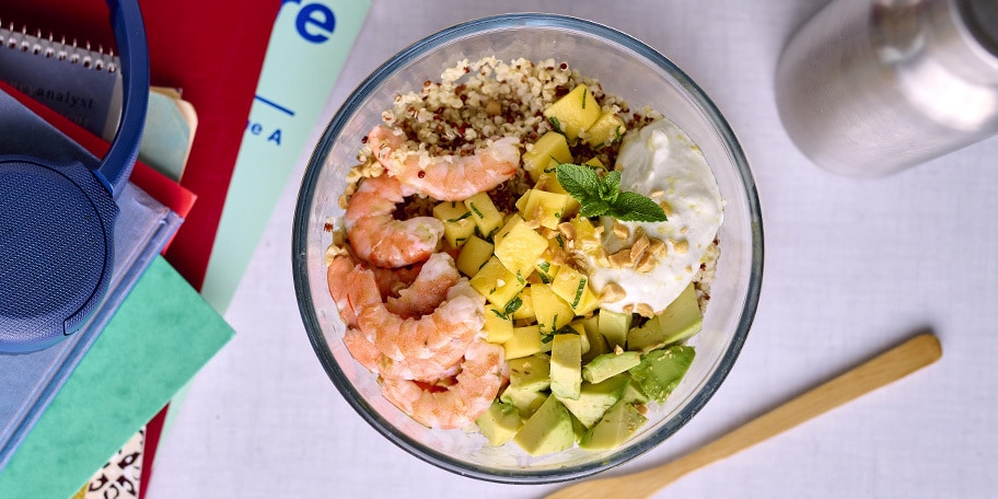 Pokébowl met quinoa en roze garnalen