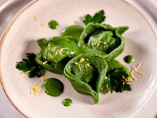 Groene tortelli met spinazie, geitenkaas en citroen