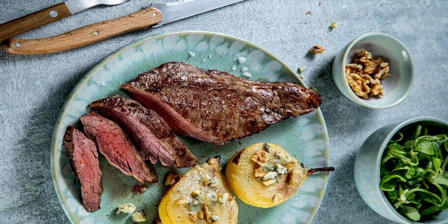Steak irlandais et poire rôtie au bleu