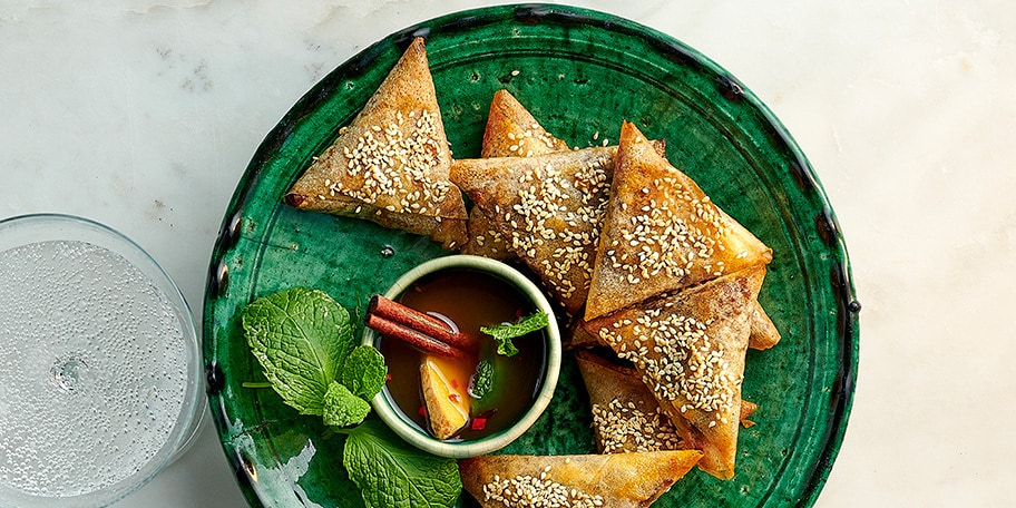 Bricks met lam en dadels, gekruide sinaasappelsaus