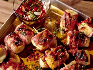 Gekaramelliseerde Berloumibrochettes met spek en ahornsiroop