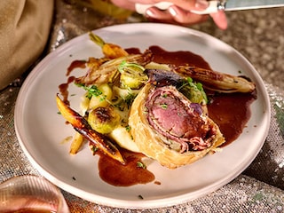 Rôti de cerf en croûte, sauce au porto et légumes rôtis