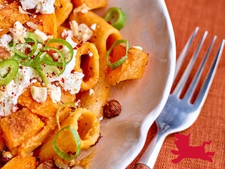 One pot pasta met butternut, rode linzen, feta en hazelnoten
