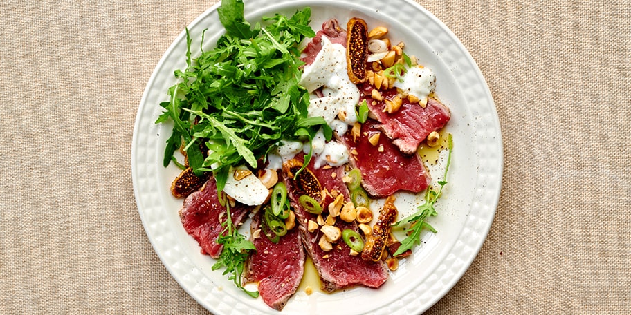 Tataki van rundvlees met burrata en vijgenazijn