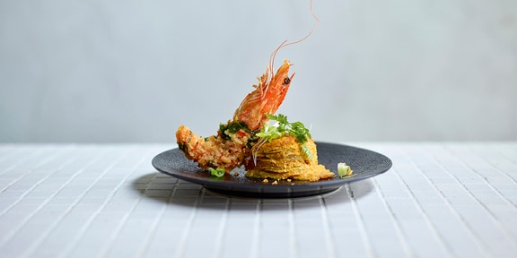 Crevettes croustillantes et gratin de panais au curry jaune