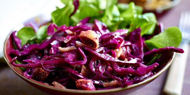 Salade van rodekool met vijgen en spekblokjes