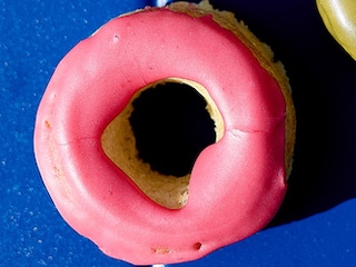 Donut-cakes met pastinaak en kokos, met frambozenglazuur