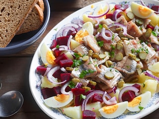 Salade van maatjes met rode bieten en hardgekookte eieren
