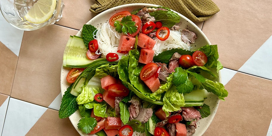 Thaise salade met runderreepjes en watermeloen, gembersaus