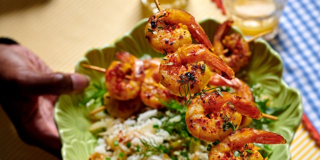Brochettes de scampis et salade de riz aux herbes