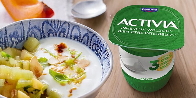 Activia fruitbowl met basilicum, natuur yoghurt en krokante amandel stukjes