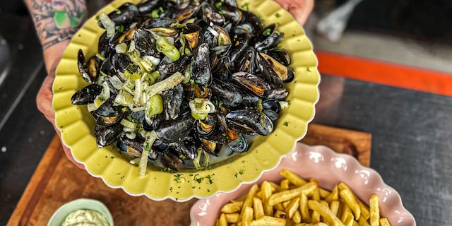 Moules au barbecue, au fenouil, poireaux et vin blanc