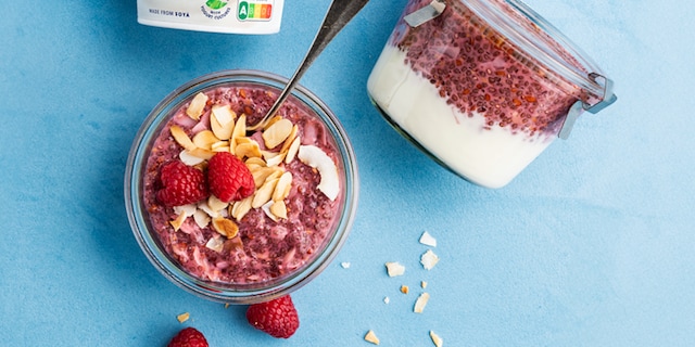Alpro overnight parfait au chia, noix de cocoo et framboises