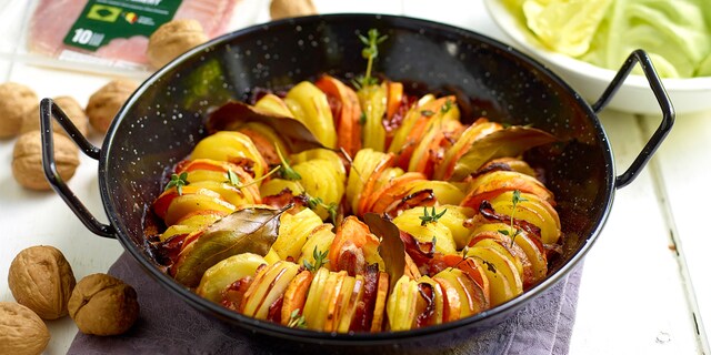 Aardappelen, zoete aardappelen, krokant spek en groene salade