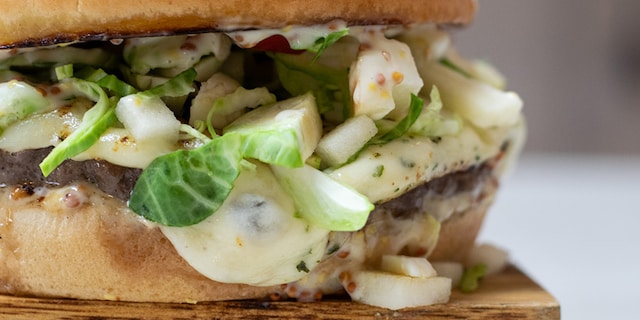 Burgers de cerf au fromage à raclette et salade de choux de Bruxelles