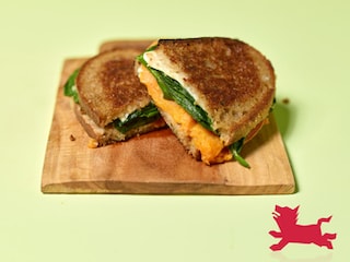Croque-monsieur met zoete aardappelen, spinazie, roquefort en mozzarella