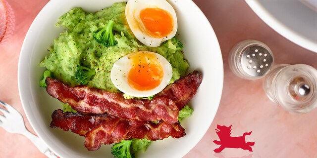 Stoemp crémeux aux brocolis, œufs mollets et lard croustillant