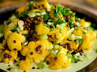 Salade van geroosterde bloemkool, linzen en feta met peterselie