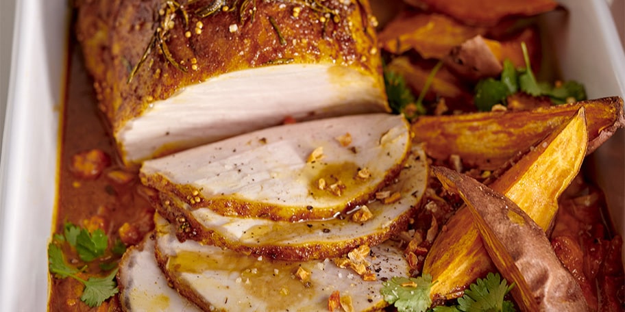 Rôti de porc aux épices, sauce au lait de coco et patates douces rôties