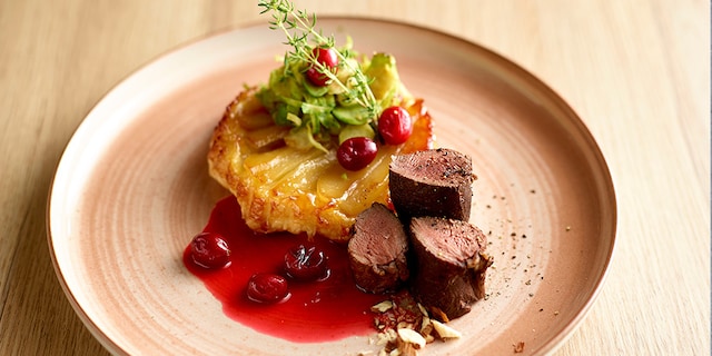 Râble de lièvre mariné, tatin de poires, compote d’airelles et choux de Bruxelles poêlés