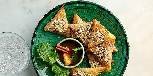 Bricks à l’agneau et aux dattes, sauce à l’orange et aux épices