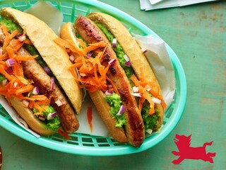 Chipolatahotdogs met guacamole van broccoli