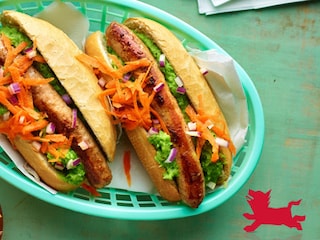 Chipolatahotdogs met guacamole van broccoli