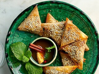 Bricks met lam en dadels, gekruide sinaasappelsaus