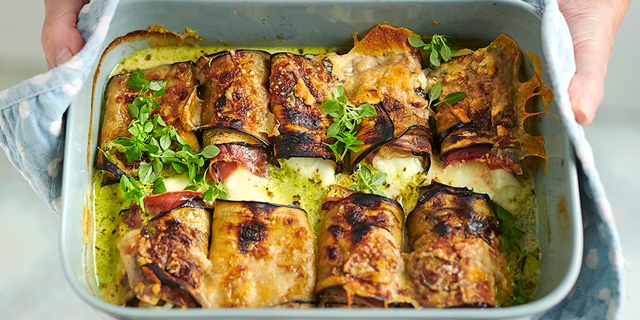 Auberginerolletjes met pesto, quinoa en pijnboompitten