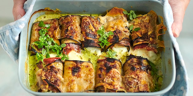 Auberginerolletjes met pesto, quinoa en pijnboompitten