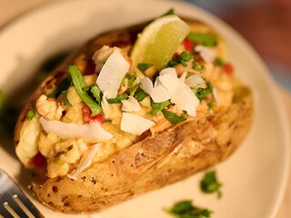 Gevulde aardappelen met garnalen, kokosmelk en limoen