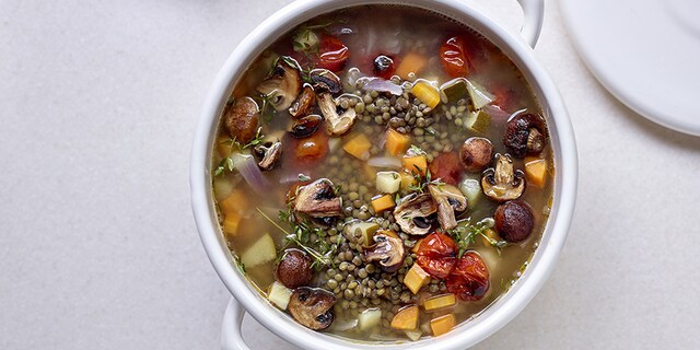 Maaltijdminestrone met linzen en gegrilde groenten