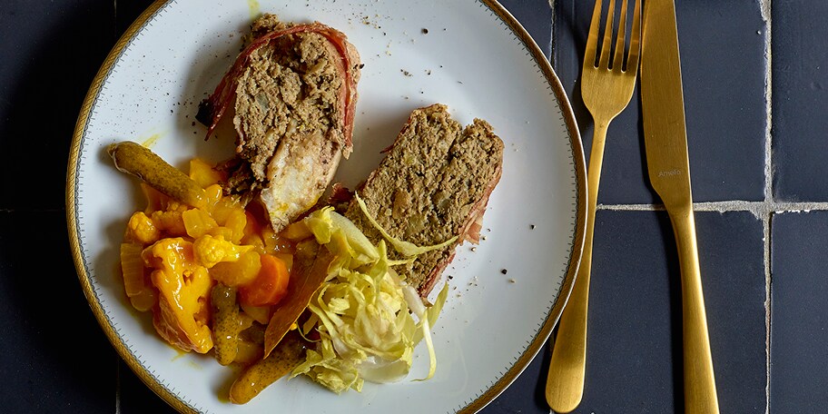 Paté van konijn met witloof, homemade pickles