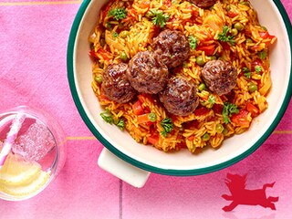 Riz pilaf aux tomates et aux boulettes