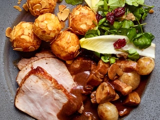 Rôti de veau avec sauce chasseur, croquettes et salade de chicons