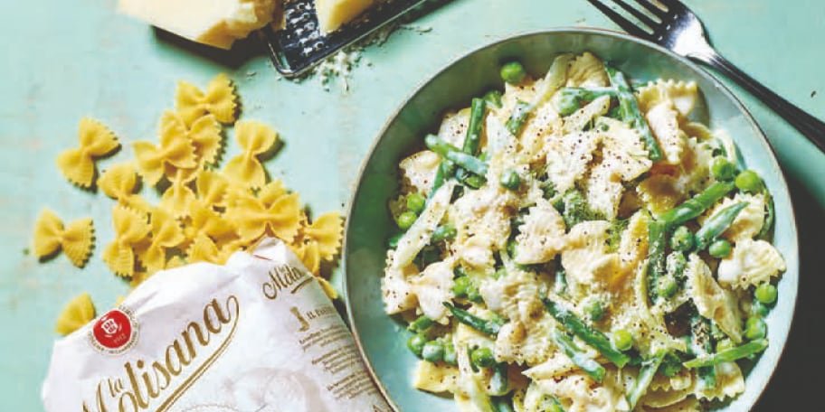Farfalle primavera met pecorino