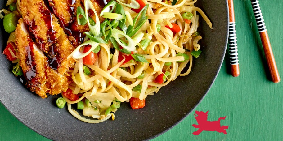 Tonkatsu de poulet et nouilles sautées aux légumes