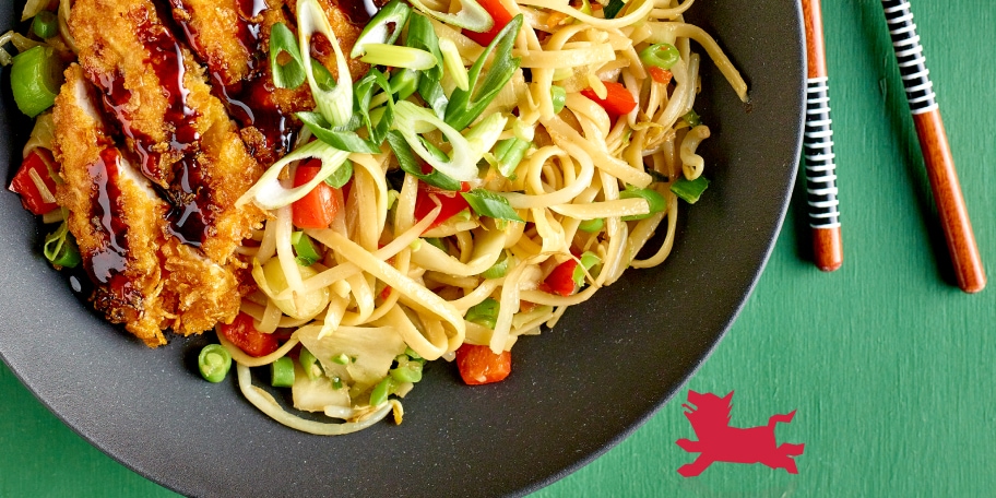 Tonkatsu de poulet et nouilles sautées aux légumes
