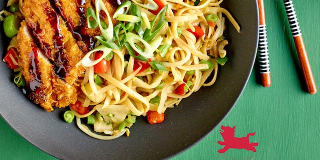 Tonkatsu de poulet et nouilles sautées aux légumes