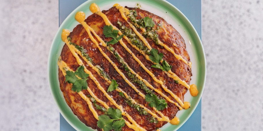 Spaanse tortilla, zoeteaardappelmayonaise en kruidensaus