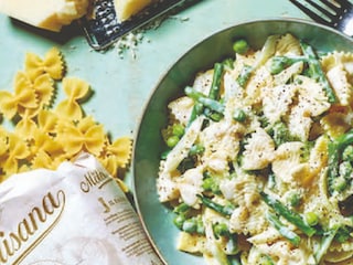 Farfalle primavera met pecorino
