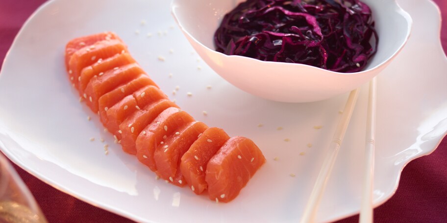 Sashimi van gerookte zalm en salade van rode kool