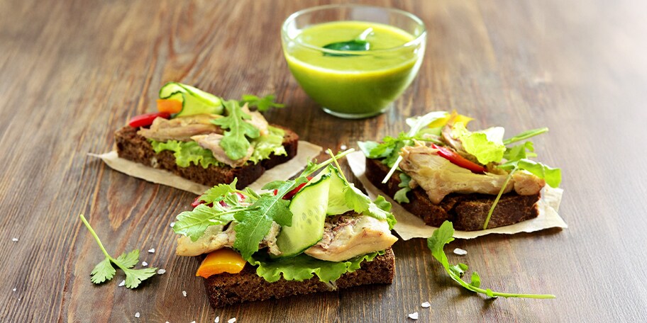 Smeuïge tartine met kip en pesto, verrijkt met Becel ProActiv							