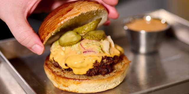 Smash burgers et sauce kimchi au chou pointu