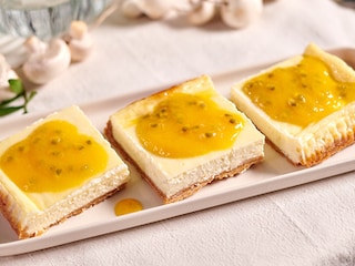Cheesecake met mango-passievruchtencoulis