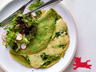 Crêpes vertes au fromage à raclette et aux poireaux