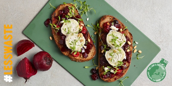 Toast Rode Toasts met geitenkaas en gebakken rode bieten met bosvruchten