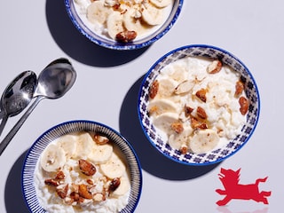 Riz au lait de coco, bananes et amandes caramélisées