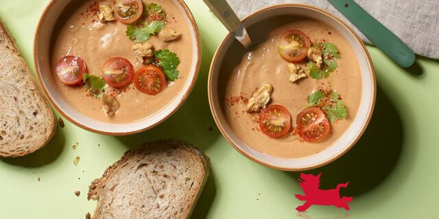 Auberginesoep met brood en noten