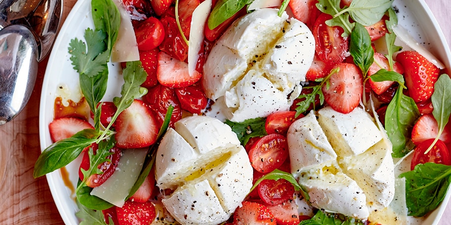 Salade van rauwe en geroosterde kerstomaten, aardbeien en mozzarella